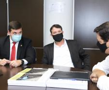 Aeroportos de Pato Branco e Umuarama recebem plano diretor para os próximos 20 anos - Umuarama - Prefeito Hermes Pimentel da Silva / Deputado Estadual Delegado Fernando Martins / Josil Voidela e Luciana Bruel equipe técnica de aeroportos da SEIL - Curitiba, 17/02/2022 Foto: Rodrigo Félix Leal/SEIL