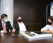 Aeroportos de Pato Branco e Umuarama recebem plano diretor para os próximos 20 anos - Umuarama - Prefeito Hermes Pimentel da Silva / Deputado Estadual Delegado Fernando Martins / Josil Voidela e Luciana Bruel equipe técnica de aeroportos da SEIL - Curitiba, 17/02/2022 Foto: Rodrigo Félix Leal/SEIL