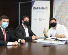 Aeroportos de Pato Branco e Umuarama recebem plano diretor para os próximos 20 anos - Umuarama - Prefeito Hermes Pimentel da Silva / Deputado Estadual Delegado Fernando Martins / Josil Voidela e Luciana Bruel equipe técnica de aeroportos da SEIL - Curitiba, 17/02/2022 Foto: Rodrigo Félix Leal/SEIL