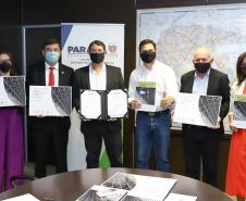 Aeroportos de Pato Branco e Umuarama recebem plano diretor para os próximos 20 anos - Umuarama - Prefeito Hermes Pimentel da Silva / Deputado Estadual Delegado Fernando Martins / Josil Voidela e Luciana Bruel equipe técnica de aeroportos da SEIL - Curitiba, 17/02/2022 Foto: Rodrigo Félix Leal/SEIL
