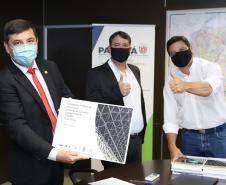 Aeroportos de Pato Branco e Umuarama recebem plano diretor para os próximos 20 anos - Umuarama - Prefeito Hermes Pimentel da Silva / Deputado Estadual Delegado Fernando Martins / Josil Voidela e Luciana Bruel equipe técnica de aeroportos da SEIL - Curitiba, 17/02/2022 Foto: Rodrigo Félix Leal/SEIL