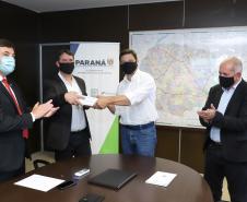 Aeroportos de Pato Branco e Umuarama recebem plano diretor para os próximos 20 anos - Umuarama - Prefeito Hermes Pimentel da Silva / Deputado Estadual Delegado Fernando Martins / Josil Voidela e Luciana Bruel equipe técnica de aeroportos da SEIL - Curitiba, 17/02/2022 Foto: Rodrigo Félix Leal/SEIL