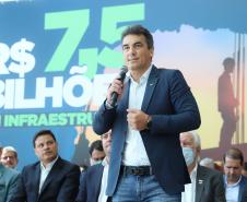 O governador Carlos Massa Ratinho Junior junto do Secretário da Infraestrutura e Logística do Paraná, Sandro Alex e do Diretor Geral do DER, Fernando Furiatti, confirmou nesta terça-feira (29), em evento no Palácio Iguaçu, o investimento de R$ 130.127.148,54 em rodovias do Paraná.  Foto: Rodrigo Félix Leal / Seil