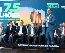 O governador Carlos Massa Ratinho Junior confirmou nesta terça-feira (29), junto ao secretário da Infraestrutura e Logística do Paraná, Sandro Alex e do diretor-presidente da Portos do Paraná, Luiz Fernando Garcia, as obras de implantação de novas esteiras transportadoras nos berços 211, 209 e 208, com investimento de R$ 800 milhões da iniciativa privada, das empresas Rocha e Fertipar. Foto: Rodrigo Félix Leal / Seil