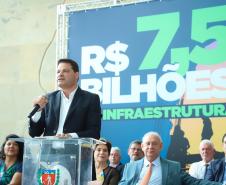 O governador Carlos Massa Ratinho Junior junto do Secretário da Infraestrutura e Logística do Paraná, Sandro Alex e do Diretor Geral do DER, Fernando Furiatti, confirmou nesta terça-feira (29), em evento no Palácio Iguaçu, o investimento de R$ 130.127.148,54 em rodovias do Paraná.  Foto: Rodrigo Félix Leal / Seil