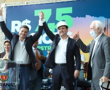 O governador Carlos Massa Ratinho Junior junto do Secretário da Infraestrutura e Logística do Paraná, Sandro Alex e do Diretor Geral do DER, Fernando Furiatti, confirmou nesta terça-feira (29), em evento no Palácio Iguaçu, o investimento de R$ 130.127.148,54 em rodovias do Paraná.  Foto: Rodrigo Félix Leal / Seil