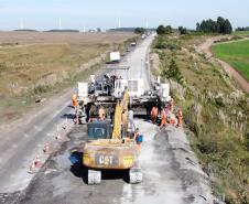 O governador Carlos Massa Ratinho Junior vistoriou nesta quinta-feira (28) uma das obras mais aguardadas da região Sudoeste: a revitalização do trecho da PRC-280 que vai de Palmas ao Trevo Novo Horizonte, em General Carneiro Foto: Ari Dias/AEN