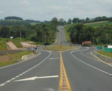 Concessionária de pedágio executa terceiras faixas, novo trevo e passarela de pedestres em rodovias federais. DER/PR fiscaliza o andamento de obras não realizadas durante o contrato - Foto: DER-PARANÁ