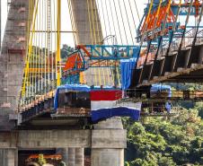 O governador Carlos Massa Ratinho Junior acompanhou nesta sexta-feira (03) o presidente da República, Jair Bolsonaro, em uma visita à obra da Ponte da Integração Brasil-Paraguai, em Foz do Iguaçu, na região Oeste.  Foto: José Fernando Ogura/AEN