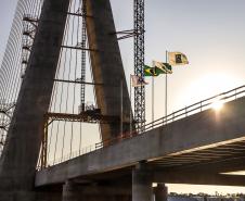 O governador Carlos Massa Ratinho Junior acompanhou nesta sexta-feira (03) o presidente da República, Jair Bolsonaro, em uma visita à obra da Ponte da Integração Brasil-Paraguai, em Foz do Iguaçu, na região Oeste.  Foto: José Fernando Ogura/AEN