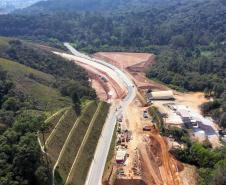 A obra de duplicação da Rodovia dos Minérios - PR 092, contempla a construção de novas pistas em pavimento de concreto, vias marginais, pontes, viadutos, passarela, calçadas e ciclovias no trecho entre Curitiba e Almirante Tamandaré, em uma extensão de 4,74 quilômetros. Foto: DER/PARANÁ