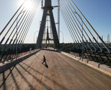 Governador Ratinho Junior faz última vistoria na Ponte da Integração, que está concluída Foto: Rodrigo Félix Leal / SEIL