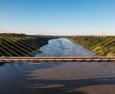 Governador Ratinho Junior faz última vistoria na Ponte da Integração, que está concluída Foto: Rodrigo Félix Leal / SEIL