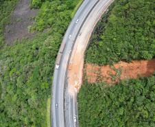 Novas quedas de barreira na BR-277, principal via de acesso aos portos de Paranaguá e Antonina, provocaram a interdição total da pista no sentido Litoral do Estado: Foto: Rodrigo Félix Leal / Seil