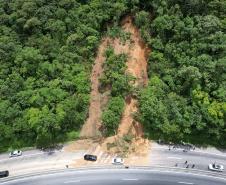 Novas quedas de barreira na BR-277, principal via de acesso aos portos de Paranaguá e Antonina, provocaram a interdição total da pista no sentido Litoral do Estado: Foto: Rodrigo Félix Leal / Seil