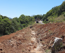 Sem interdição, DER-PR segue com as obras de recuperação da PR-170, em Bituruna Foto: DER