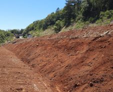 Sem interdição, DER-PR segue com as obras de recuperação da PR-170, em Bituruna Foto: DER