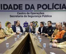 Reunião dos representantes das forças de segurança do Paraná que fazem parte do gabinete de crise para concentrar a tomada de decisões e atendimento às vítimas dos deslizamentos de terra na BR-376 e nas demais rodovias do Paraná. Foto: Albari Rosa/AEN