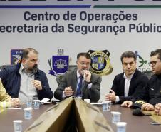 Reunião dos representantes das forças de segurança do Paraná que fazem parte do gabinete de crise para concentrar a tomada de decisões e atendimento às vítimas dos deslizamentos de terra na BR-376 e nas demais rodovias do Paraná. Foto: Albari Rosa/AEN