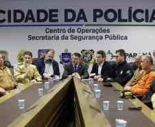 Reunião dos representantes das forças de segurança do Paraná que fazem parte do gabinete de crise para concentrar a tomada de decisões e atendimento às vítimas dos deslizamentos de terra na BR-376 e nas demais rodovias do Paraná. Foto: Albari Rosa/AEN