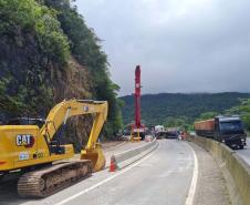 Guindaste do DER/PR chega à BR-277 na Serra do Mar para obra emergencial - Foto: DER