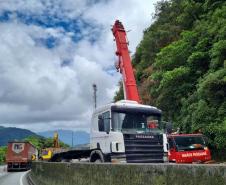 Guindaste do DER/PR chega à BR-277 na Serra do Mar para obra emergencial - Foto: DER