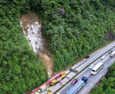 Obra de recuperação da BR-277 no Litoral entra na fase de contenção definitiva  Foto: Rodrigo Félix Leal / SEIL