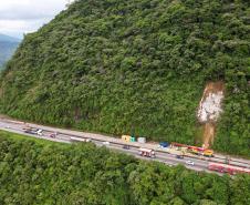 Serviços com guindaste do DER/PR na BR-277 entram na reta final - Foto: Rodrigo Félix Leal/SEIL