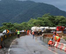 Serviços com guindaste do DER/PR na BR-277 entram na reta final - Foto: Rodrigo Félix Leal/SEIL