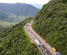 Para melhorar tráfego, BR-277 na Serra do Mar ficará sem guindastes durante o Carnaval Foto: Rodrigo Félix Leal/SEIL