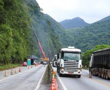 Para melhorar tráfego, BR-277 na Serra do Mar ficará sem guindastes durante o Carnaval Foto: Rodrigo Félix Leal/SEIL