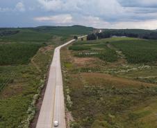 A rodovia estadual PRC-280, que era umas das mais precárias do Paraná, segue recebendo investimentos para fomentar o desenvolvimento da região. Foto: Roberto Dziura / AEN