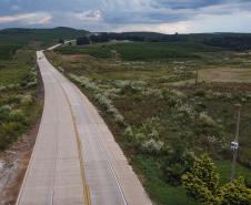 A rodovia estadual PRC-280, que era umas das mais precárias do Paraná, segue recebendo investimentos para fomentar o desenvolvimento da região. Foto: Roberto Dziura / AEN