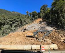 Obra na Graciosa tem frentes de trabalho em 4 km, com serviços de dia e de noite Foto: DER-PR