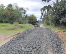 Conservação de vias rurais de Mallet, São Mateus do Sul e da Lapa tem vencedor - Cascalhamento PR-281 - Foto: DER-PR