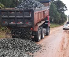 Conservação de vias rurais de Mallet, São Mateus do Sul e da Lapa tem vencedor - Cascalhamento PR-281 - Foto: DER-PR