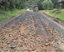 Conservação de vias rurais de Mallet, São Mateus do Sul e da Lapa tem vencedor - Cascalhamento PR-281 - Foto: DER-PR