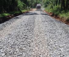 Conservação de vias rurais de Mallet, São Mateus do Sul e da Lapa tem vencedor - Cascalhamento PR-281 - Foto: DER-PR