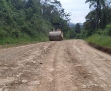 Conservação de vias rurais de Mallet, São Mateus do Sul e da Lapa tem vencedor - Cascalhamento PR-281 - Foto: DER-PR