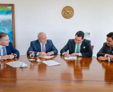 O governador Carlos Massa Ratinho Junior assinou nesta quarta-feira (03), em Brasília, em encontro com o presidente Luiz Inácio Lula da Silva e o ministro dos Transportes, Renan Filho, o documento que delega as rodovias estaduais do Paraná ao governo federal para a realização da nova concessão à iniciativa privada. É o maior projeto rodoviário em andamento no País. Foto: Ricardo Stuckert/PR