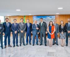 O governador Carlos Massa Ratinho Junior assinou nesta quarta-feira (03), em Brasília, em encontro com o presidente Luiz Inácio Lula da Silva e o ministro dos Transportes, Renan Filho, o documento que delega as rodovias estaduais do Paraná ao governo federal para a realização da nova concessão à iniciativa privada. É o maior projeto rodoviário em andamento no País. Foto: Ricardo Stuckert/PR