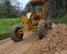 Estrada do Cerne recebe serviços de conservação em Campo Largo Foto: DER