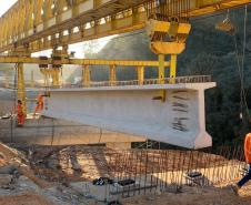 Transporte de vigas para pontes da Rodovia dos Minérios segue até o dia 22 Foto: DER-PR