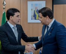 Nesta quarta-feira (22) o secretário de Infraestrutura e Logística do Paraná e deputado federal, Sandro Alex, se reuniu em Brasília com o ministro de Portos e Aeroportos, Silvio Costa Filho, para garantir a instalação do Sistema de Pouso por Instrumento (ILS, na sigla em inglês) no Aeroporto Governador José Richa, em Londrina, no Norte do Paraná. 