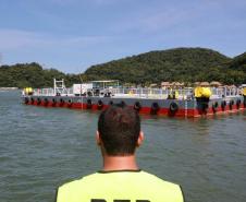 Obra da Ponte de Guaratuba-Matinhos recebe nova balsa de apoio marítimo  Foto: Rodrigo Félix Leal/SEILPR