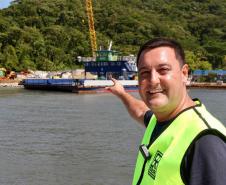 Obra da Ponte de Guaratuba-Matinhos recebe nova balsa de apoio marítimo  Foto: Rodrigo Félix Leal/SEILPR