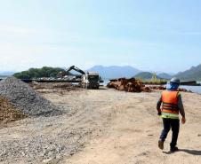 Obra da Ponte de Guaratuba-Matinhos recebe nova balsa de apoio marítimo  Foto: Rodrigo Félix Leal/SEILPR