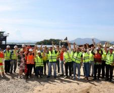 Obra da Ponte de Guaratuba-Matinhos recebe nova balsa de apoio marítimo  Foto: Rodrigo Félix Leal/SEILPRObra da Ponte de Guaratuba-Matinhos recebe nova balsa de apoio marítimo  Foto: Rodrigo Félix Leal/SEILPR