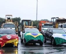 Entre os maquinários enviados estão um caminhão caçamba, três carregadeiras, duas escavadeiras, três caminhões basculantes, duas retroescavadeiras, duas motoniveladoras, um caminhão de transporte, um carregador frontal, um trator de esteira, dois caminhões-pipas, além de veículos leves de apoio e geradores de energia. Foto: Rodrigo Félix Leal/Seil