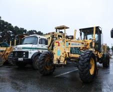 Entre os maquinários enviados estão um caminhão caçamba, três carregadeiras, duas escavadeiras, três caminhões basculantes, duas retroescavadeiras, duas motoniveladoras, um caminhão de transporte, um carregador frontal, um trator de esteira, dois caminhões-pipas, além de veículos leves de apoio e geradores de energia. Foto: Rodrigo Félix Leal/Seil